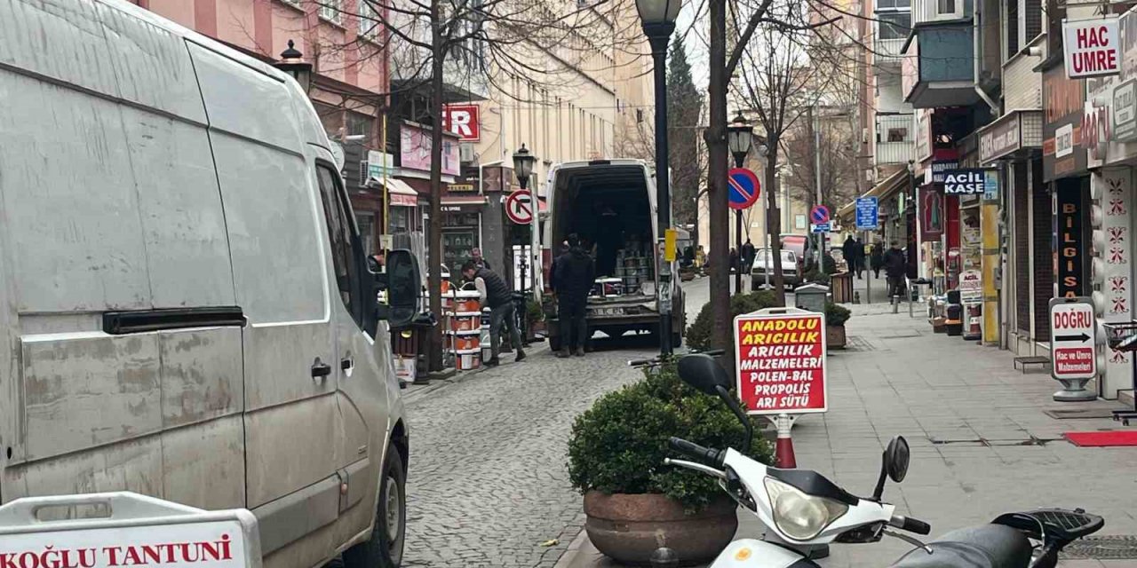 Ara Sokaklarda Dakikalarca Duraksayan Araçlar Sürücüleri Çileden Çıkardı