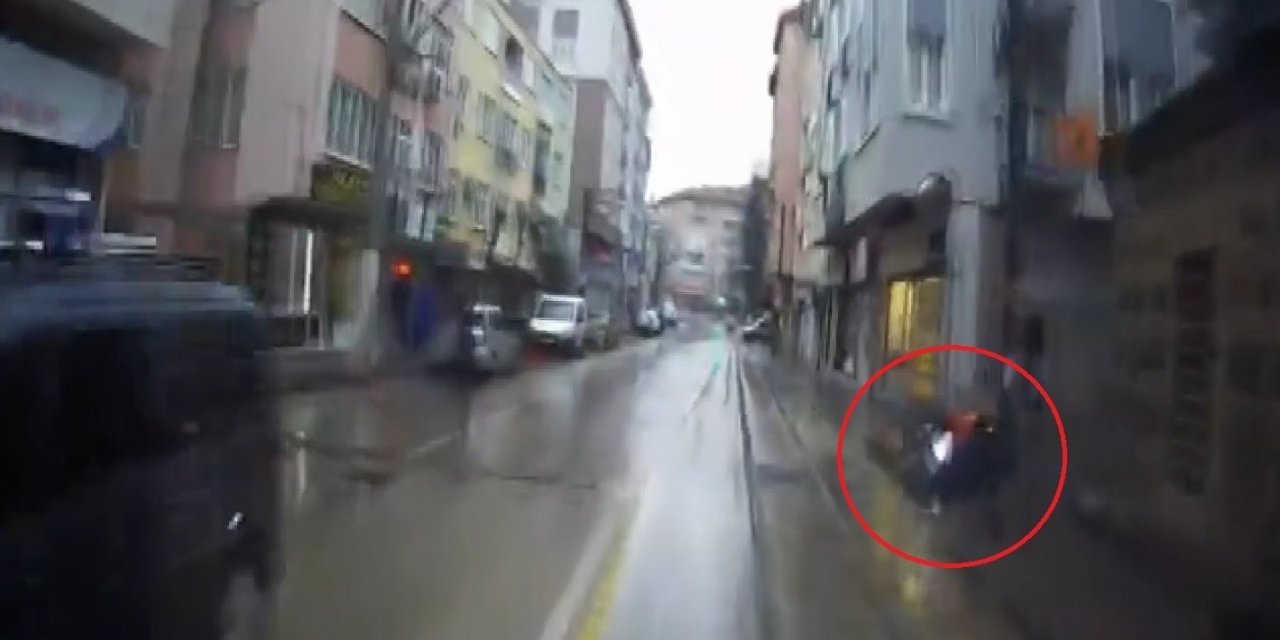 Yağmurda Kayan Ve Caddeye Fırlayan Başıboş Motosiklet Faciaya Neden Oluyordu..