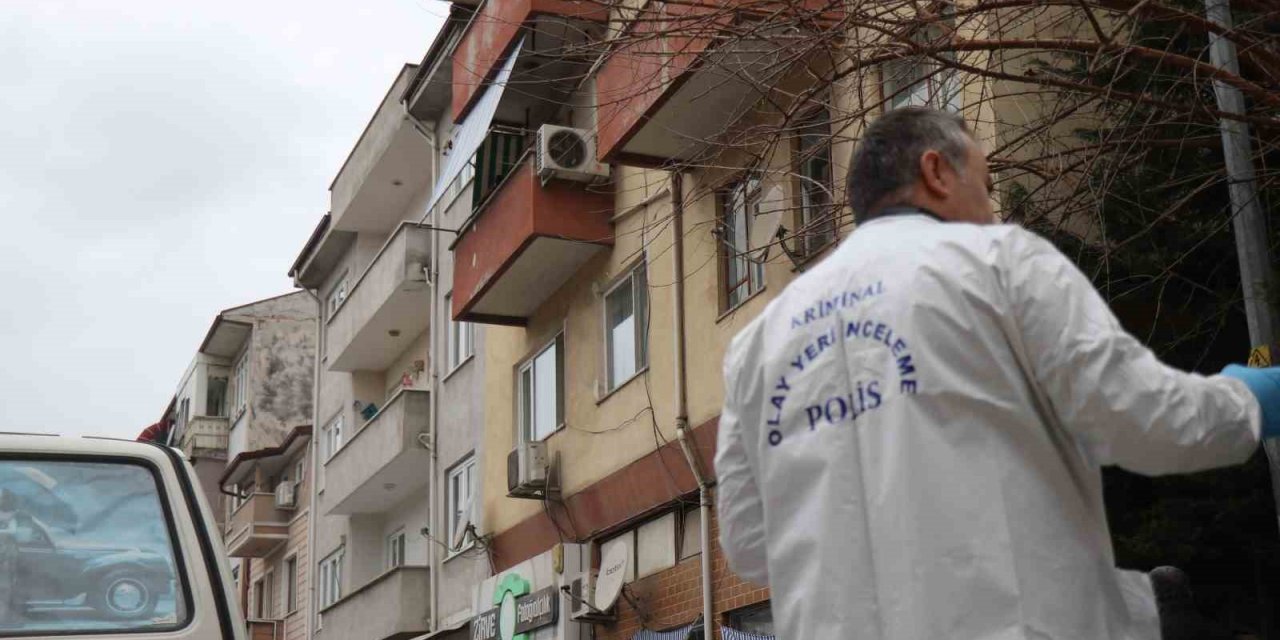 69 Yaşındaki Adam, Evinin Balkonunda Silahla Vurulmuş Halde Ölü Bulundu