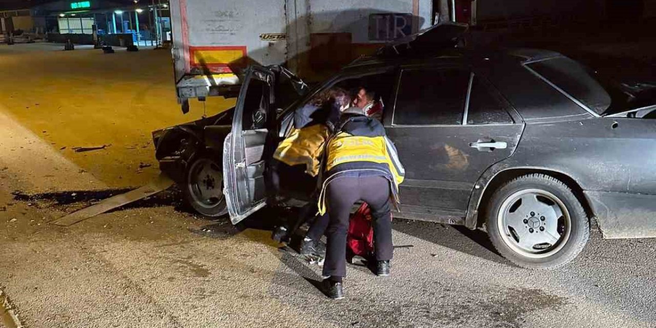 Bozüyük’te Otomobil Tıra Arkadan Çarptı; 1 Kişi Yaralandı