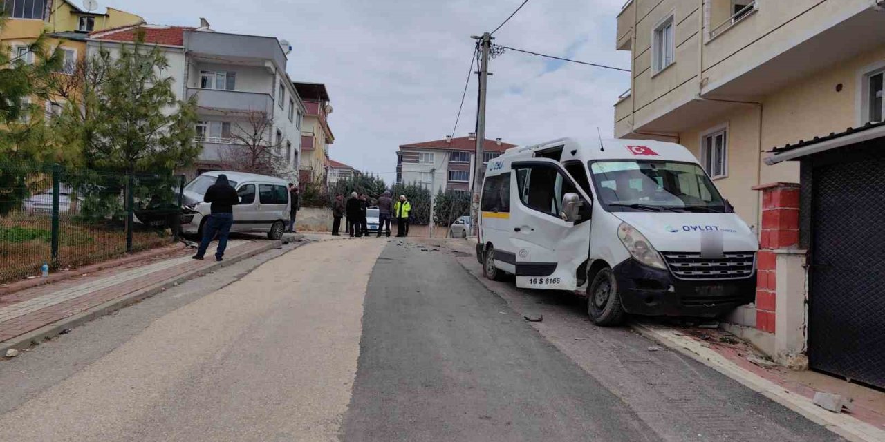 Öğrenci Servisi Kaza Yaptı: 7 Kişi Yaralandı