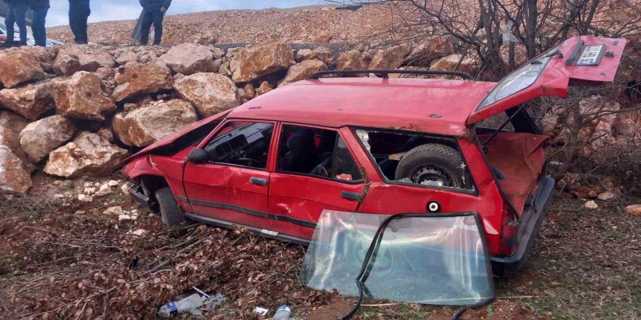 Seyir Halinde Kontrolden Çıkan Araç Şarampole Uçtu