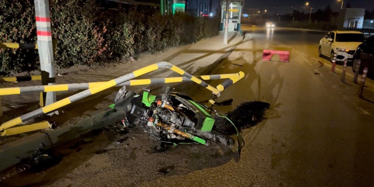 Otomobilin Çarptığı Lüks Motosiklet Hurdaya Döndü, Sürücü Yaralandı