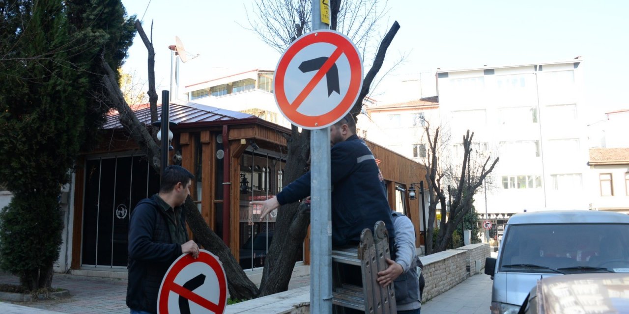 YIPRANAN YÖN VE TRAFİK LEVHALARINI YENİLİYOR