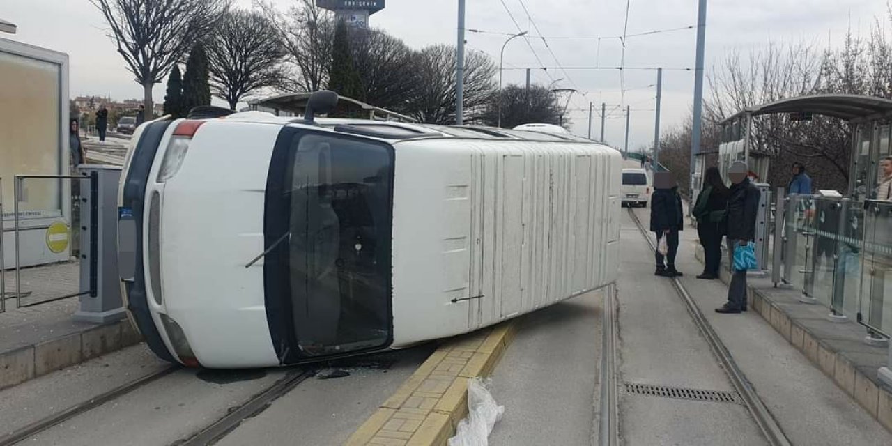 Devrilen Minibüs Seferleri Aksattı