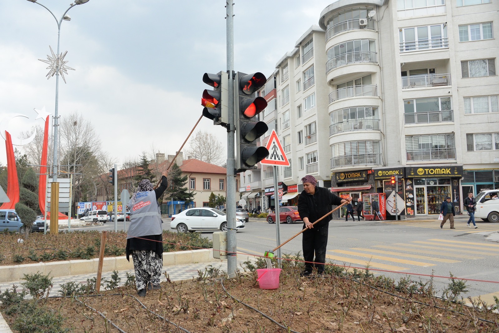 BOZÜYÜK’TE TRAFİK IŞIKLARI  TEMİZLENİYOR