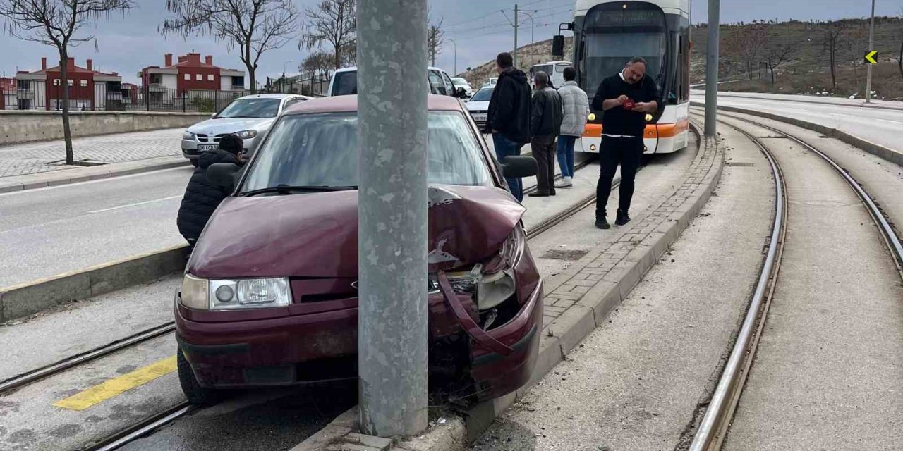 Virajı Alamayan Otomobil Tramvay Yoluna Girdi