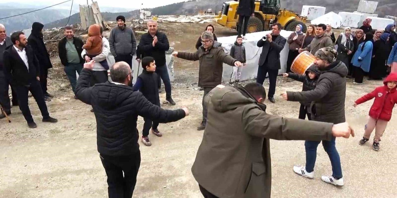 Mahkemenin Mermer Ocağı Kararını Duyan Köylüler Davul Zurnayla Yürüdü