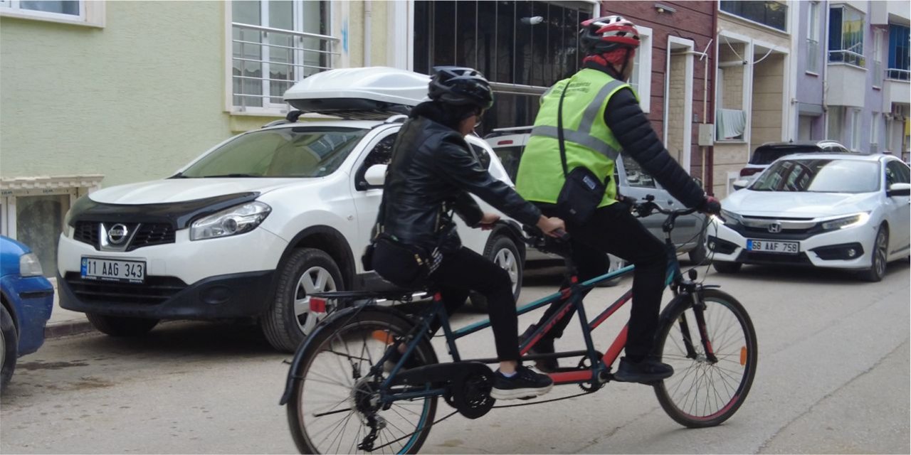 Özel gereksinimli kadın çalışan tandem bisikletle işe götürüldü