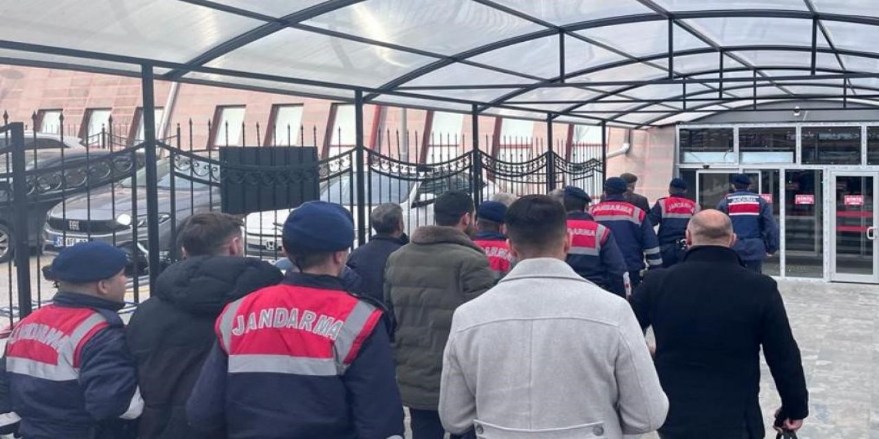 Jandarma Mağdurlara Zorla Senet İmzalatan Şahısları Operasyonla Yakaladı