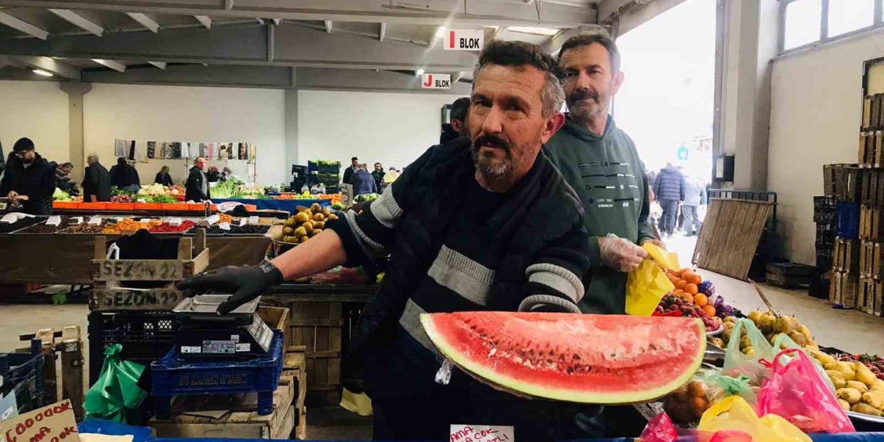 Tezgahta Yerini Alan Yılın İlk Karpuzu, Dilimle Satışa Sunuldu