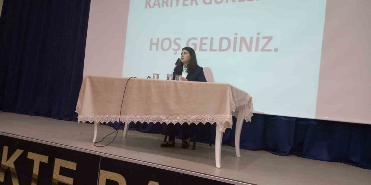 Kariyer Günleri’nde Gençler Meslekler Hakkında Bilgilendiriliyor