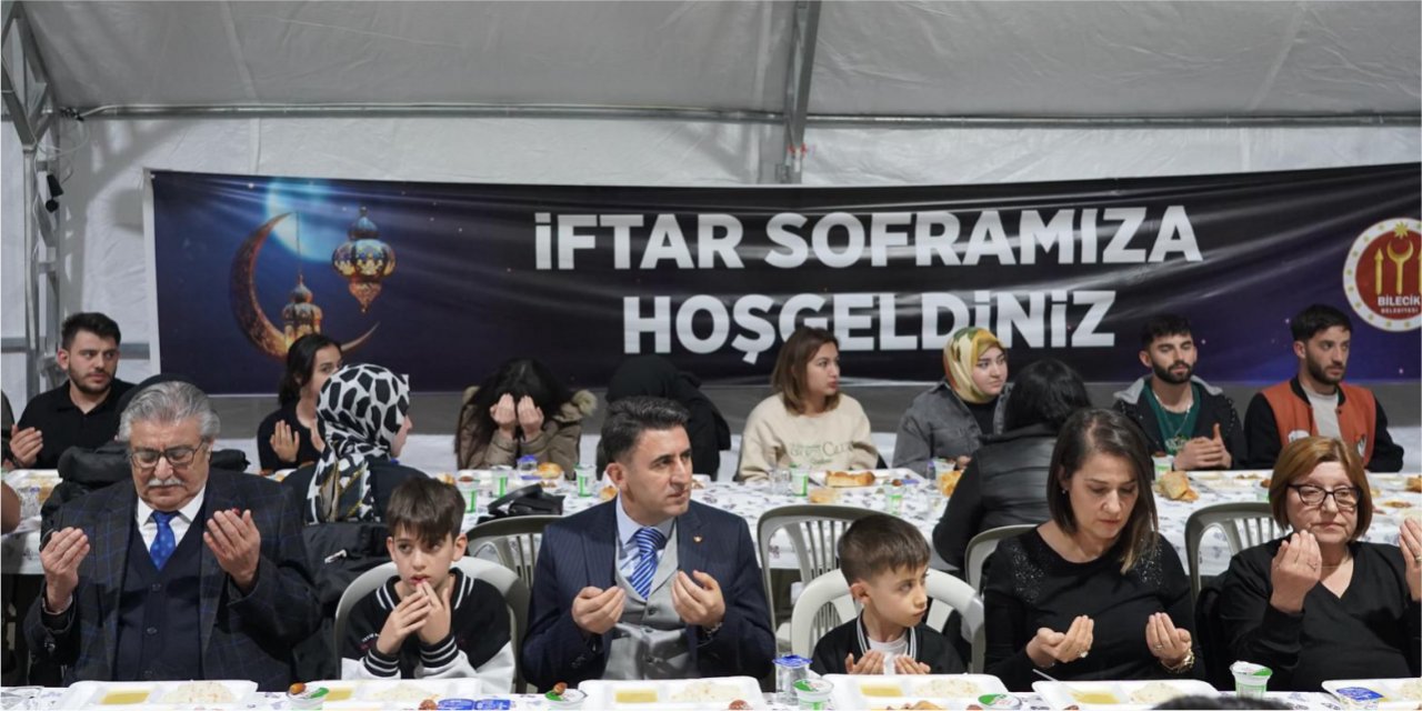 Binlerce kişi ilk iftar sofrasında buluştu