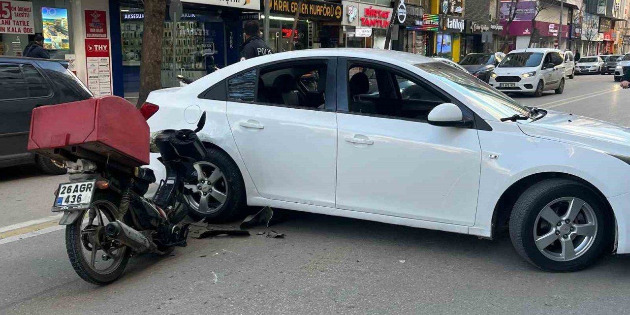 Otomobile Çarparak İkiye Bölünen Motosikletin Sürücüsü Yaralandı