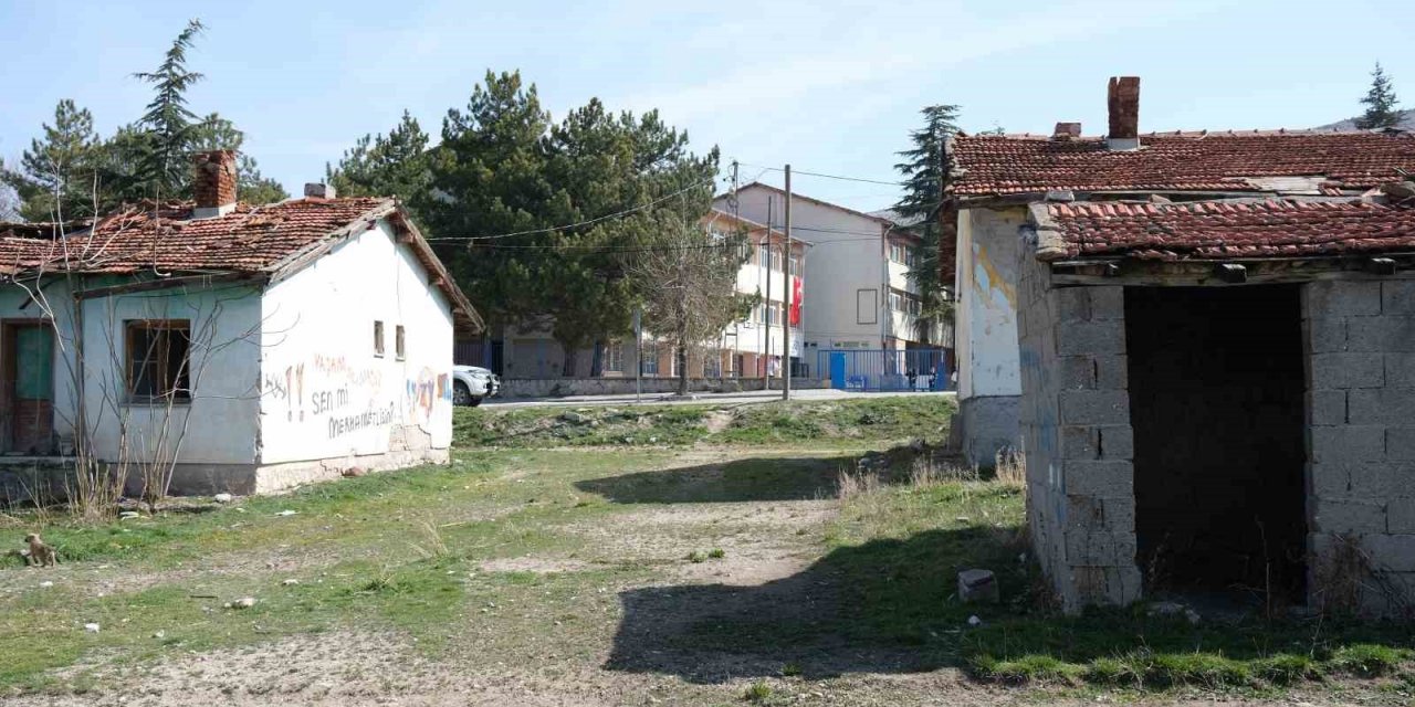 Seyitgazi Belediyesi Binalarına Sahip Çıkmıyor İddiası