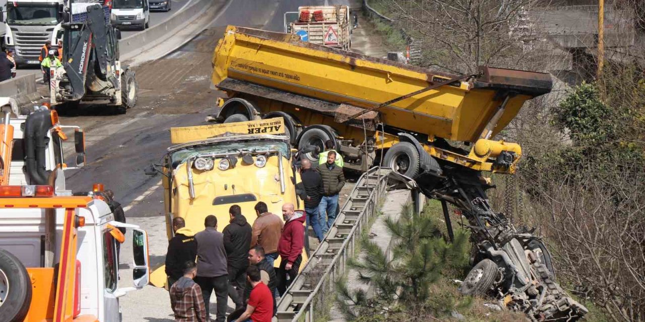 D-650’de Feci Kaza: Kupası Kopan Tırın Dorsesi Bariyerlerde Asılı Kaldı