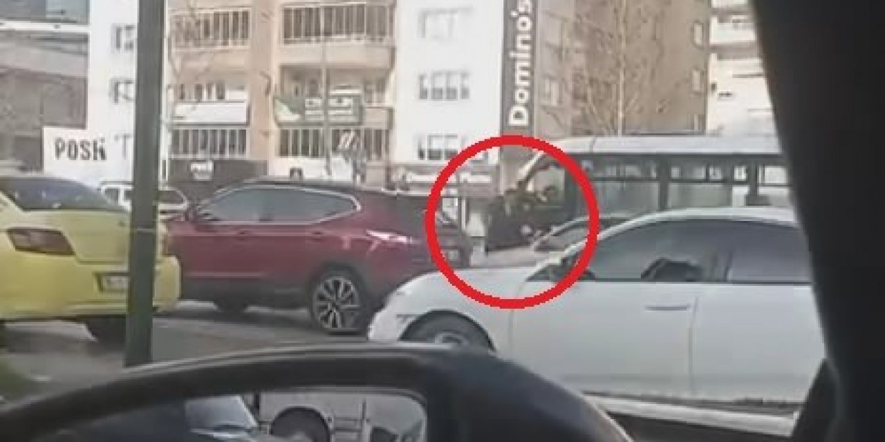 Akan Trafiğe Aldırış Etmeden Birbirlerine Girdiler