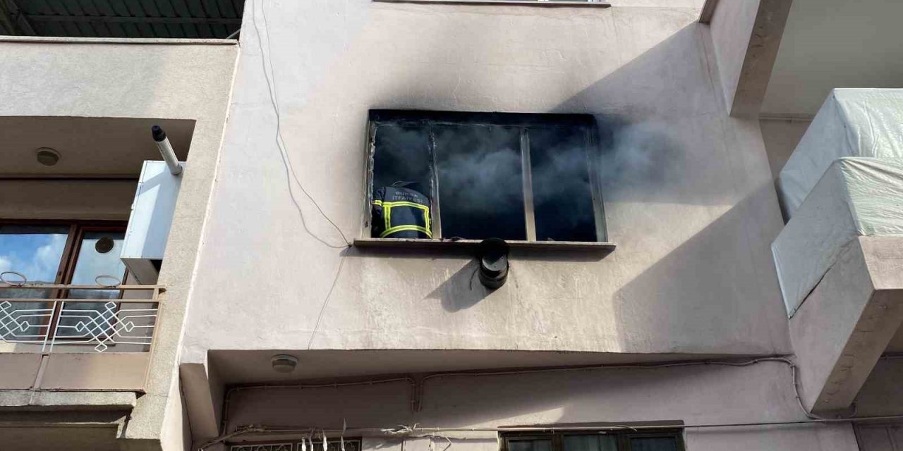 Elektrikli Battaniye Daireyi Kül Etti, 2 Çocuk Annesi Yangında Yaralandı