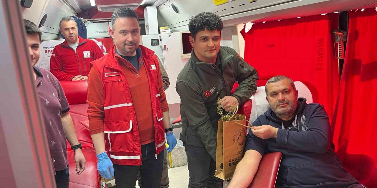 Kan Bağışçılarına Badem Fidanı Hediye Edildi