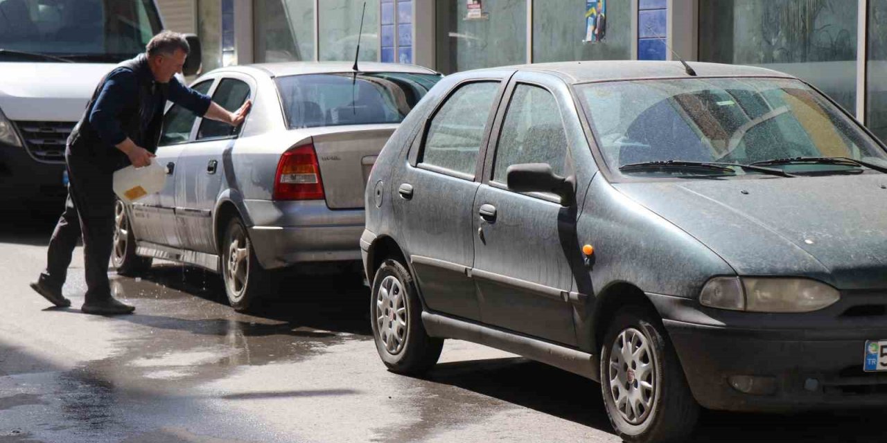 Araçlar Çamurla Kaplandı