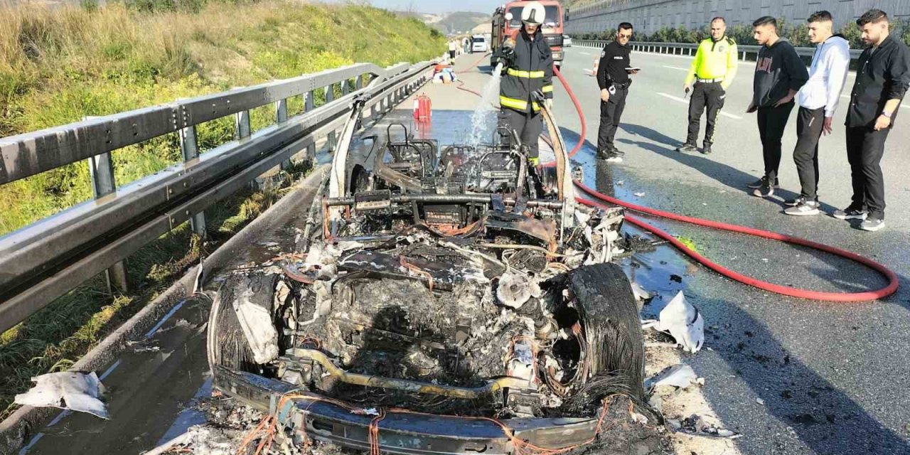 Lüks Otomobil Alev Alev Yandı, Sürücü Son Anda Canını Kurtardı