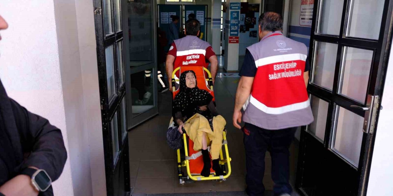 Felçli Yaşlı Kadın Oy Kullanmak İçin Ambulans Eşliğinde Sandığa Gitti