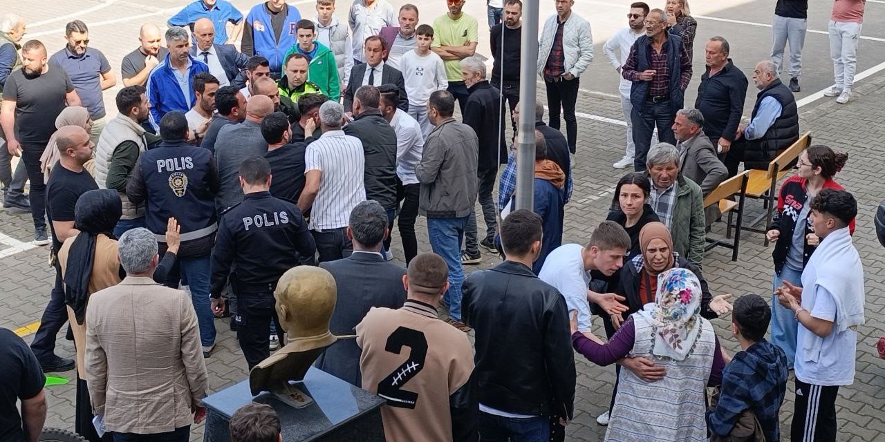 Hasımlar Aynı Sandıkta Karşılaştı, Ortalık Karıştı: 1 Polis Yaralandı, Biber Gazı Sıkıldı