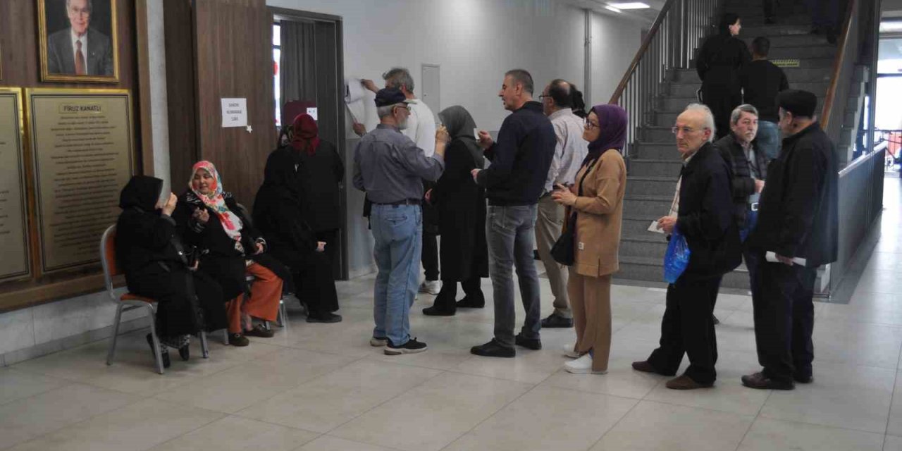 Oy Kullanmaya Aynı Saat Diliminde Giden Vatandaşlar Yoğunluğa Sebep Oldu