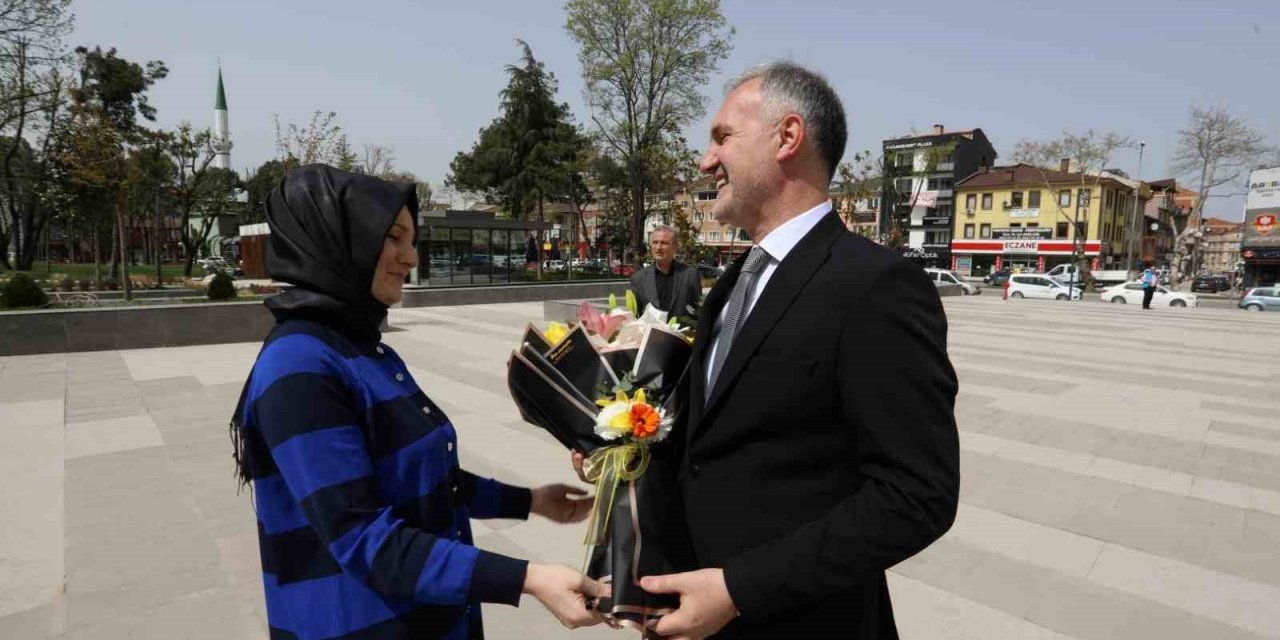 Belediye Personeli Başkanı Çiçeklerle Karşıladı