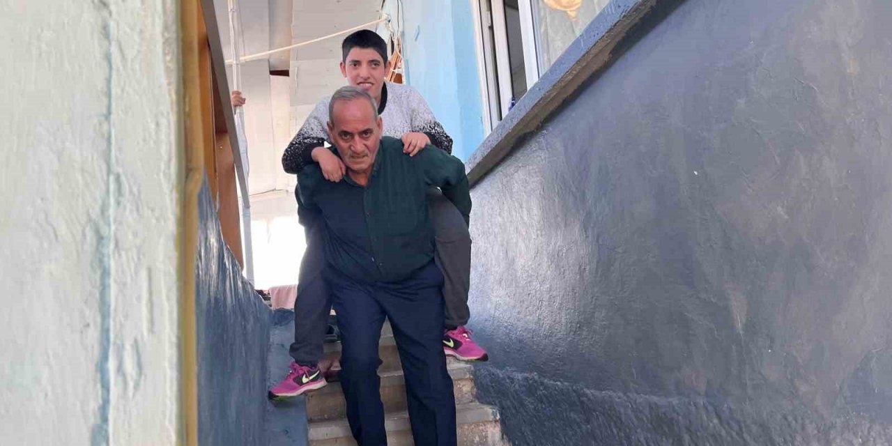 73 Yaşındaki Baba Ayağındaki Platine Rağmen Kızını Metrelerce Sırtında Taşıyor