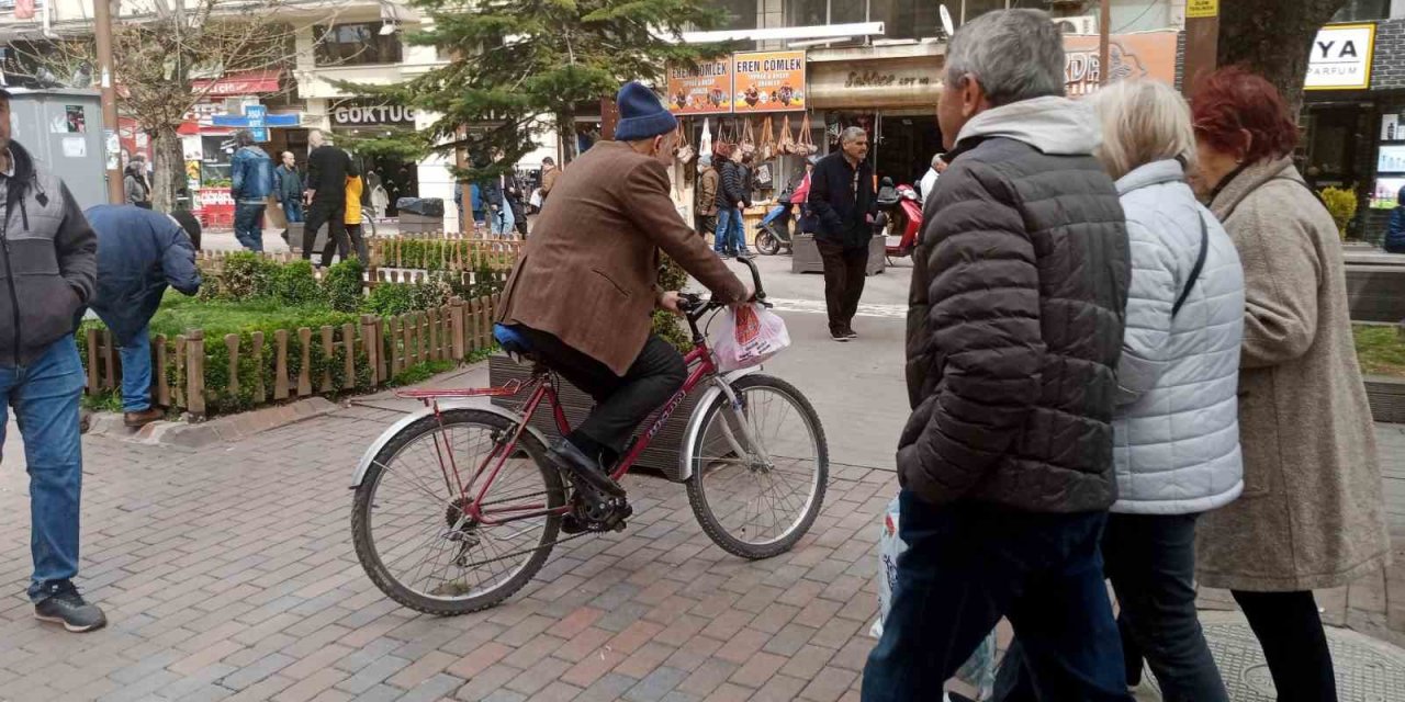 Kuralsız Motosiklet Ve Bisiklet Sürücüleri Yayaları Umursamıyor