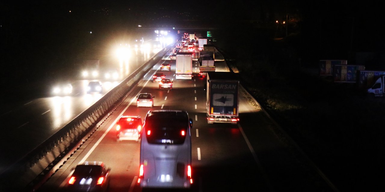 Tatilciler yola çıktı, otoyolda yoğunluk oluştu