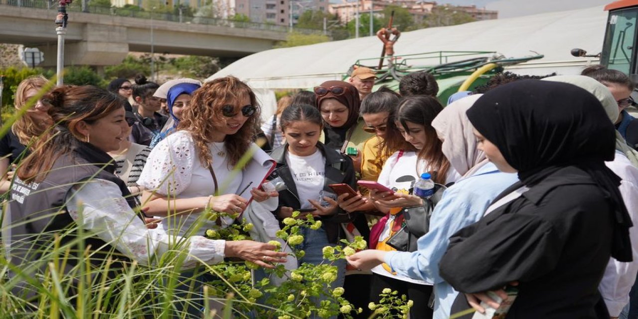 Üniversiteli öğrenciler sera eğitimi aldı