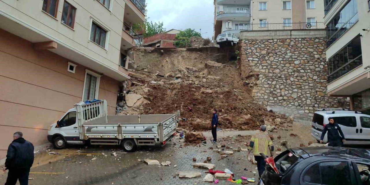 İstinat Duvarı Apartmanın Üzerine Çöktü, 2 Kişi Yaralandı