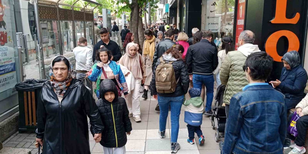 Rüzgar Ve Yağış Çarşıdaki Yoğunluğa Engel Olmadı