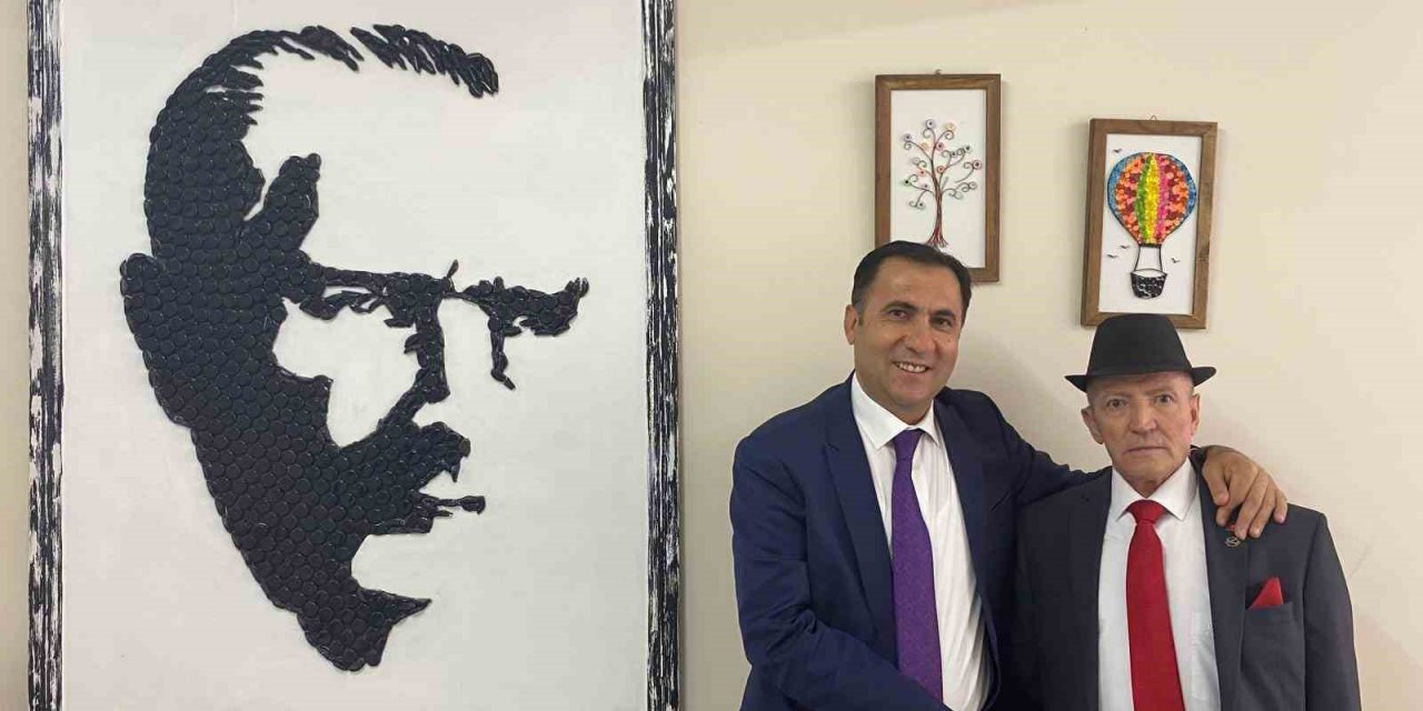 Geri Dönüşüm Malzemeleriyle Yapılan Atatürk Portresi Büyük Beğeni Topladı