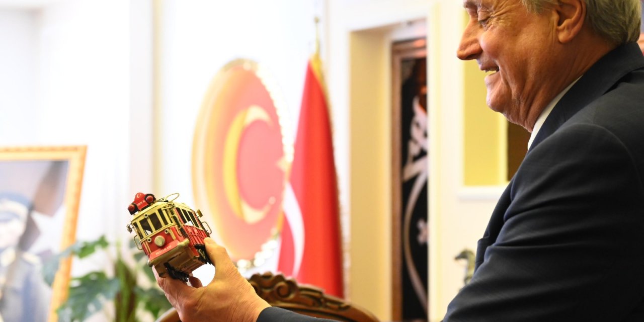 Başkan Bakkalcıoğlu'na Boztram Minyatürü Hediye Edildi