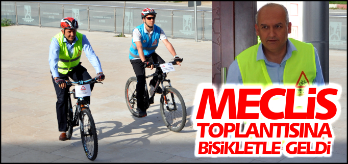 MECLİS TOPLANTISINA BİSİKLET İLE GELDİ