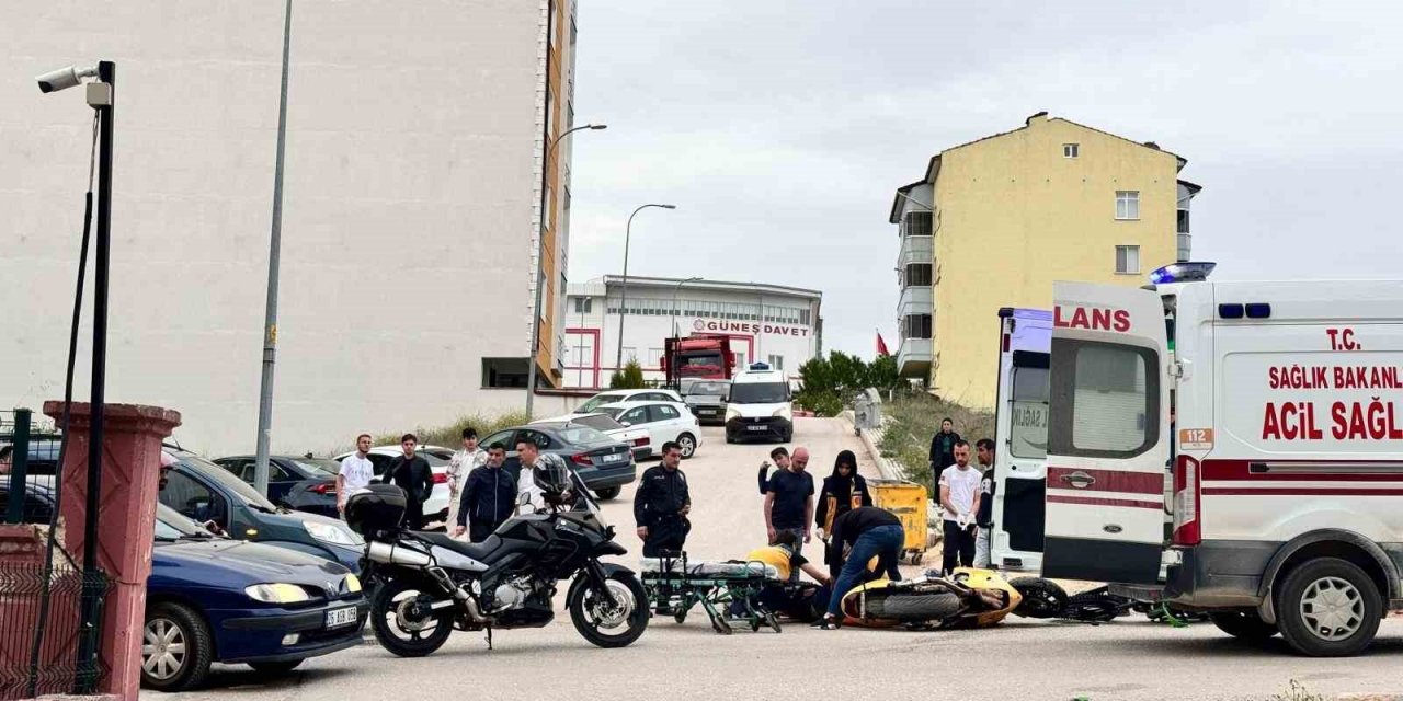 Motosikletlerin Çarpışması Sonucu 1 Kişi Yaralandı