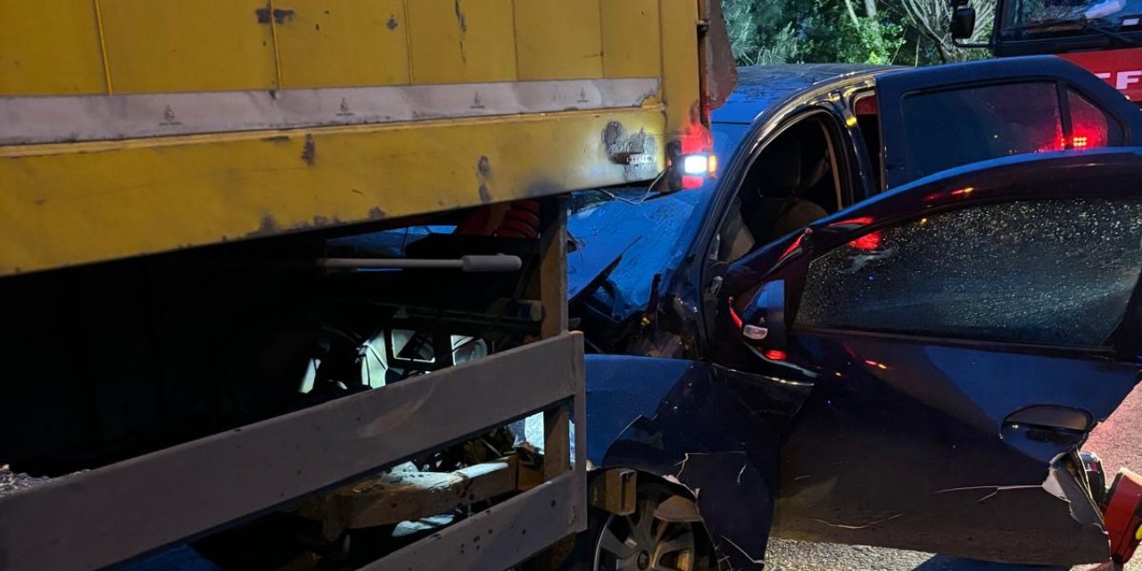 Otomobil, Ptt Kamyonuna Ok Gibi Saplandı: 1 Ölü, 2 Yaralı