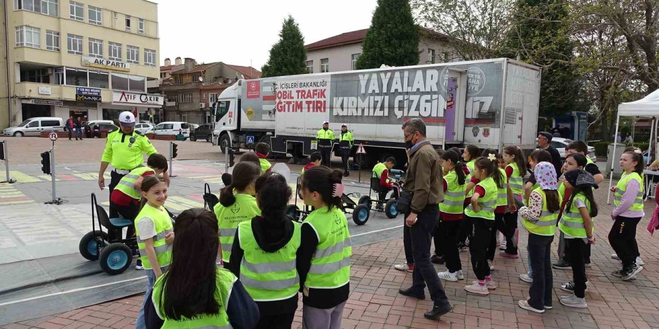 Mobil Trafik Eğitim Tır’ı İle Çocuklar Bilgi Edindi