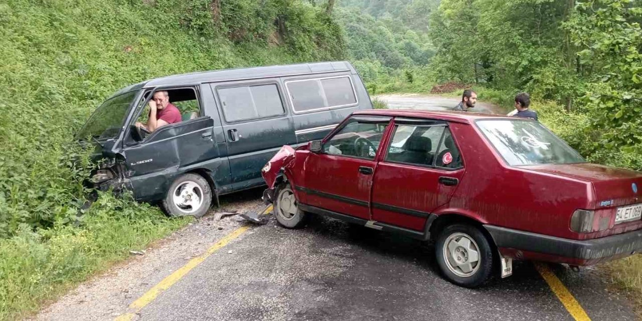 Minibüs İle Otomobil Çarpıştı: 3 Yaralı