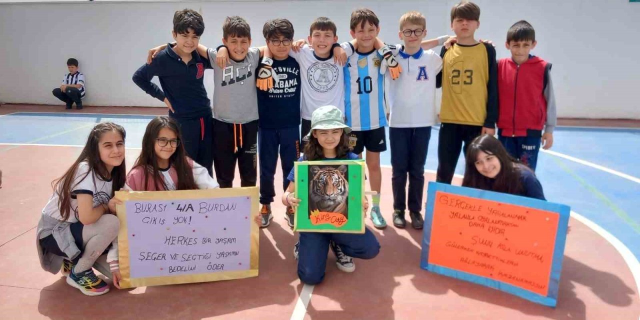 İlkokul Öğrencilerinin Turnuvasında Pankartlar Dikkat Çekti