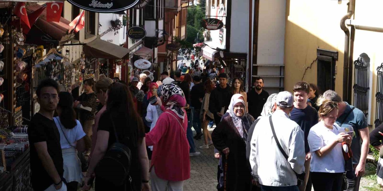 Yerli Turist Yoğunluğu Esnafın Yüzünü Güldürdü