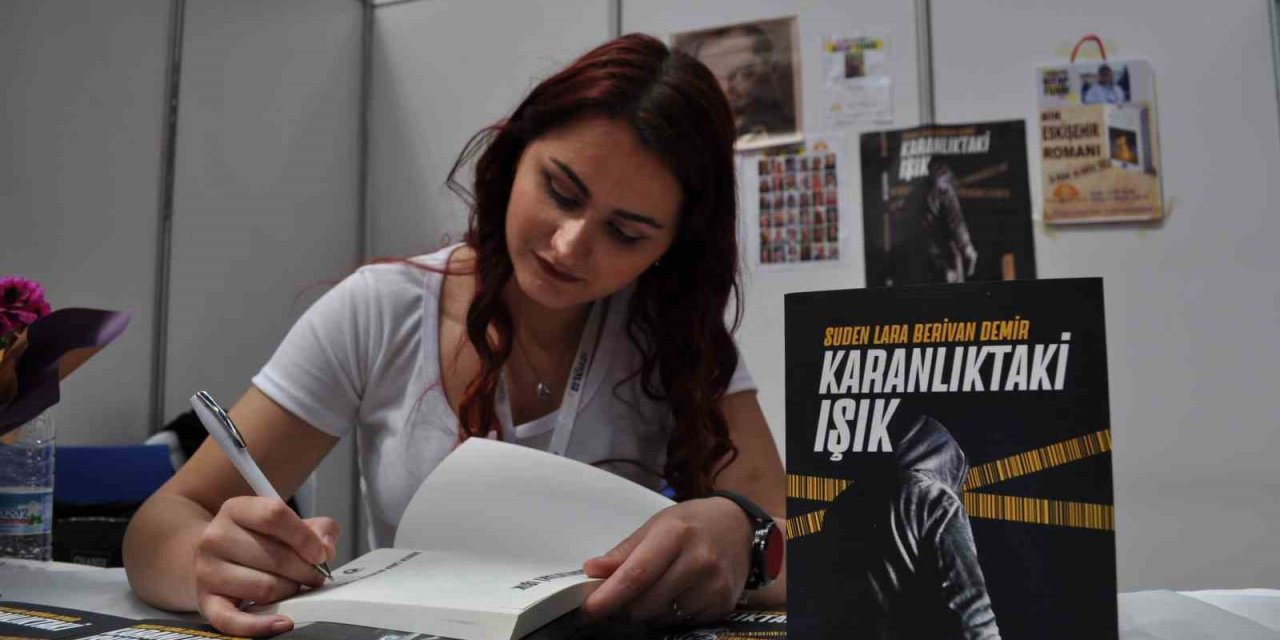 18 Yaşında Bir Kitap Yazıp Yayınlayarak Yazarlık Kariyerine İlk Adımını Attı