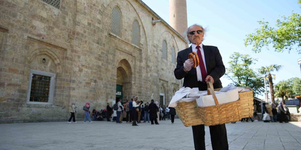 Takım Elbiseyle Simit Satıyor