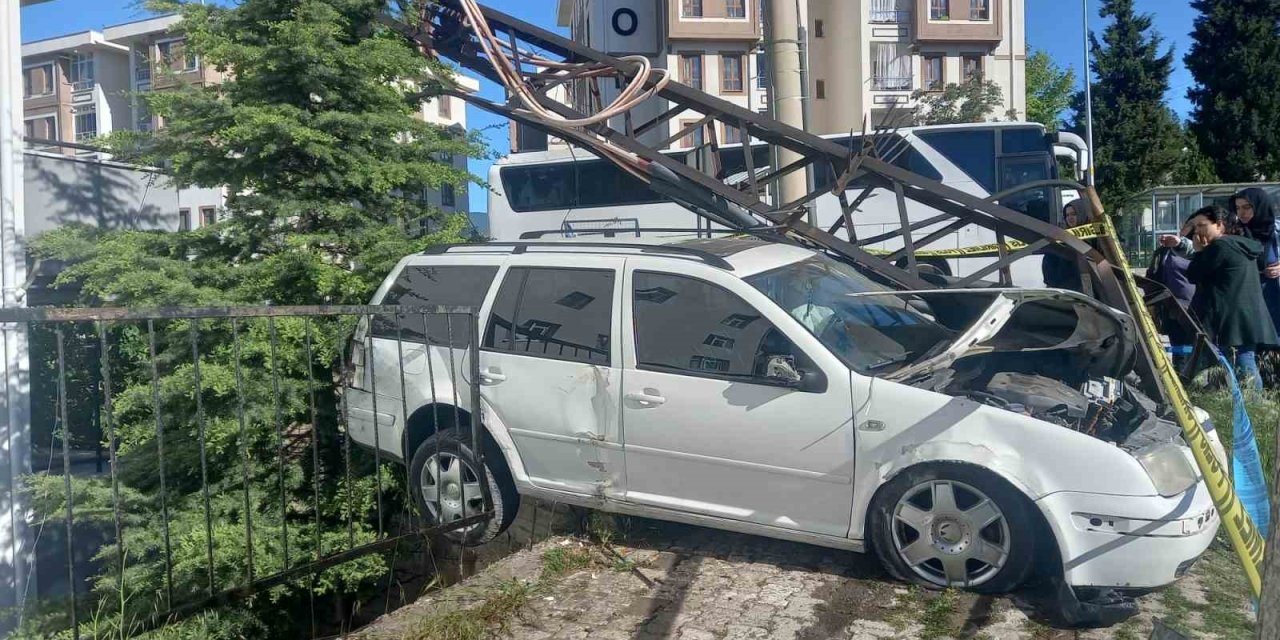 Kaza Yapan Şahıs Bahçe Duvarından Düştü, Ağır Yaralandı