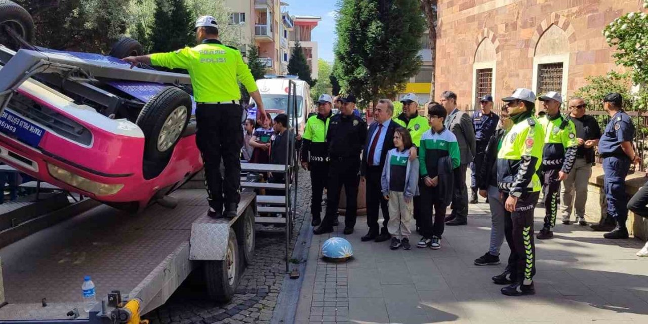 Bozüyük’te Emniyet Kemerinin Önemi Simülasyon Aracıyla Anlatıldı