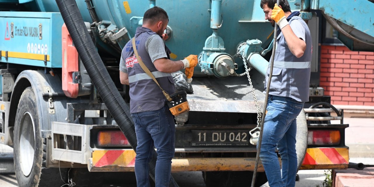 Yağmur suyu ve kanalizasyon hatları temizleniyor