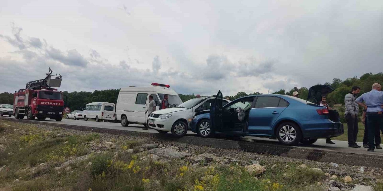 Karayolunda Trafik Kazası: 5 Yaralı